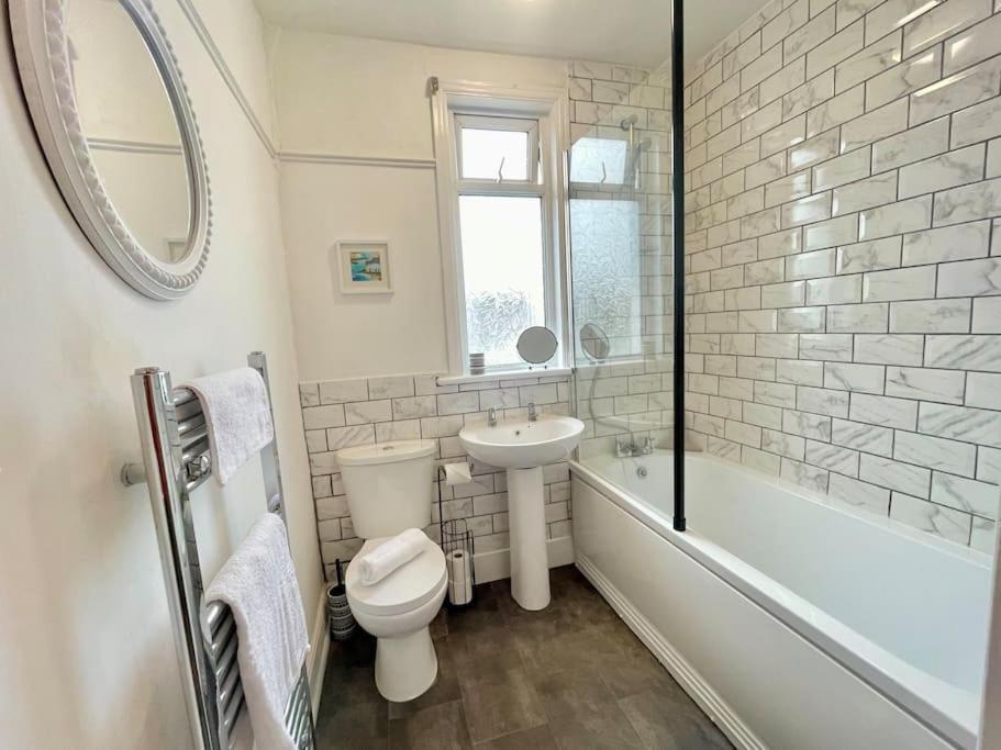 Portsmouth 3 Bedroom Getaway, Sleeps 6 מראה חיצוני תמונה